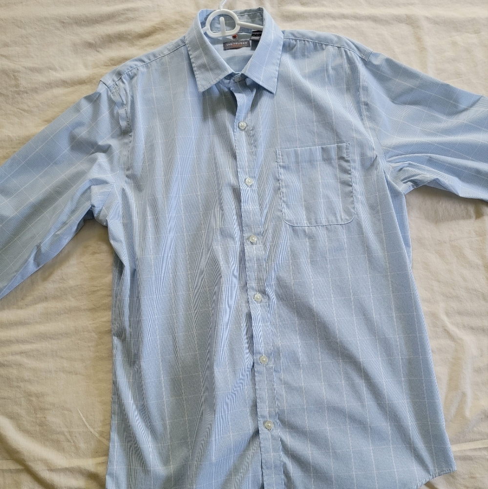 Van Heusen Light Blue And White Palid Traveler Small 14-14 1/2 shirt